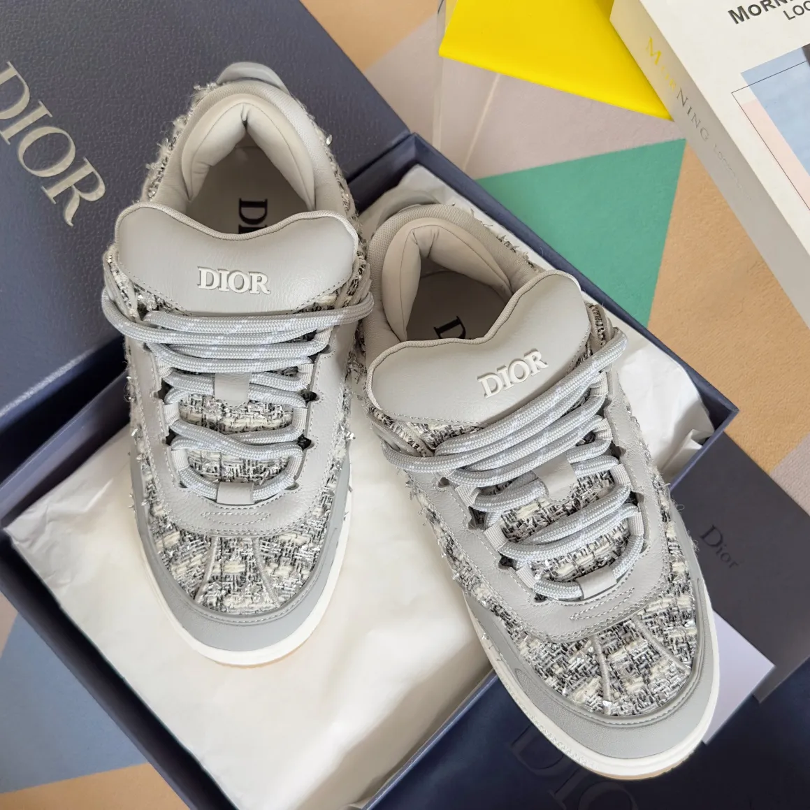 [DIOR] P: 820💰 Men's 39-44. (Male 38. 45. Customized) Dior Dior B9S series top version bread shoes casual sports shoes skate shoes original purchase development and production This new B9S skateboard sneakers are inspired by skateboarding and Dior's high-order spirit. Crafted from navy blue cotton tweed, the classic cannage pattern is reinterpreted with grained calfskin details in homage to Dior's savoir-faire. Padded tongue and technical fabric leg provide ideal comfort. Iconic details abound throughout the design, such as the Dior signature on the heel and tongue, cannage-patterned panels, and the rubber Dior Charm signature on the side inspired by the Dior logo. The rubber soles engraved with Oblique printing with a gradient effect are more refined and can add a high-end temperament to various looks. Exquisite packaging at the delivery counter🛍📦 ▪️Fabric: Original customized first-layer cowhide + tweed ▪️Inner lining: Customized breathable lining ▪️Outsole: Original open-molded anti-slip TPU material ▪️Sole thickness: 3.5CM.